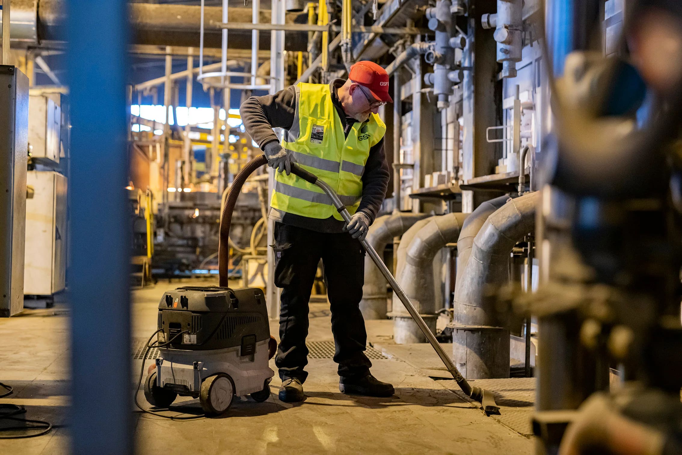 Aspiration industrielle en environnement d’usine — imagerie opérationnelle générique.