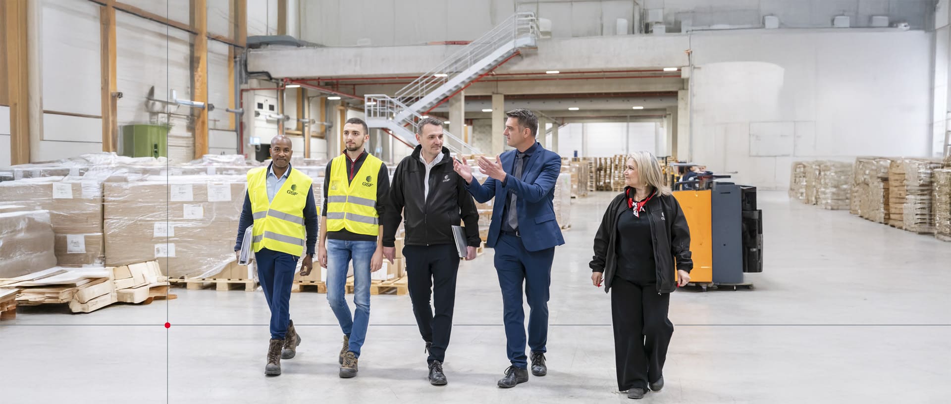 Équipes GSF et interlocuteur client dans un bâtiment industriel.