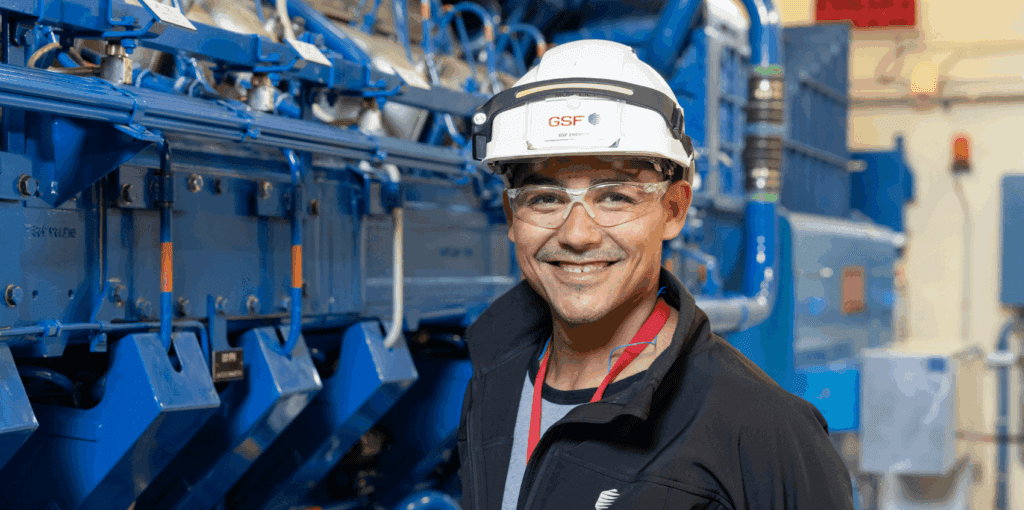 Technicien GSF casqué devant des équipements techniques en environnement sensible.
