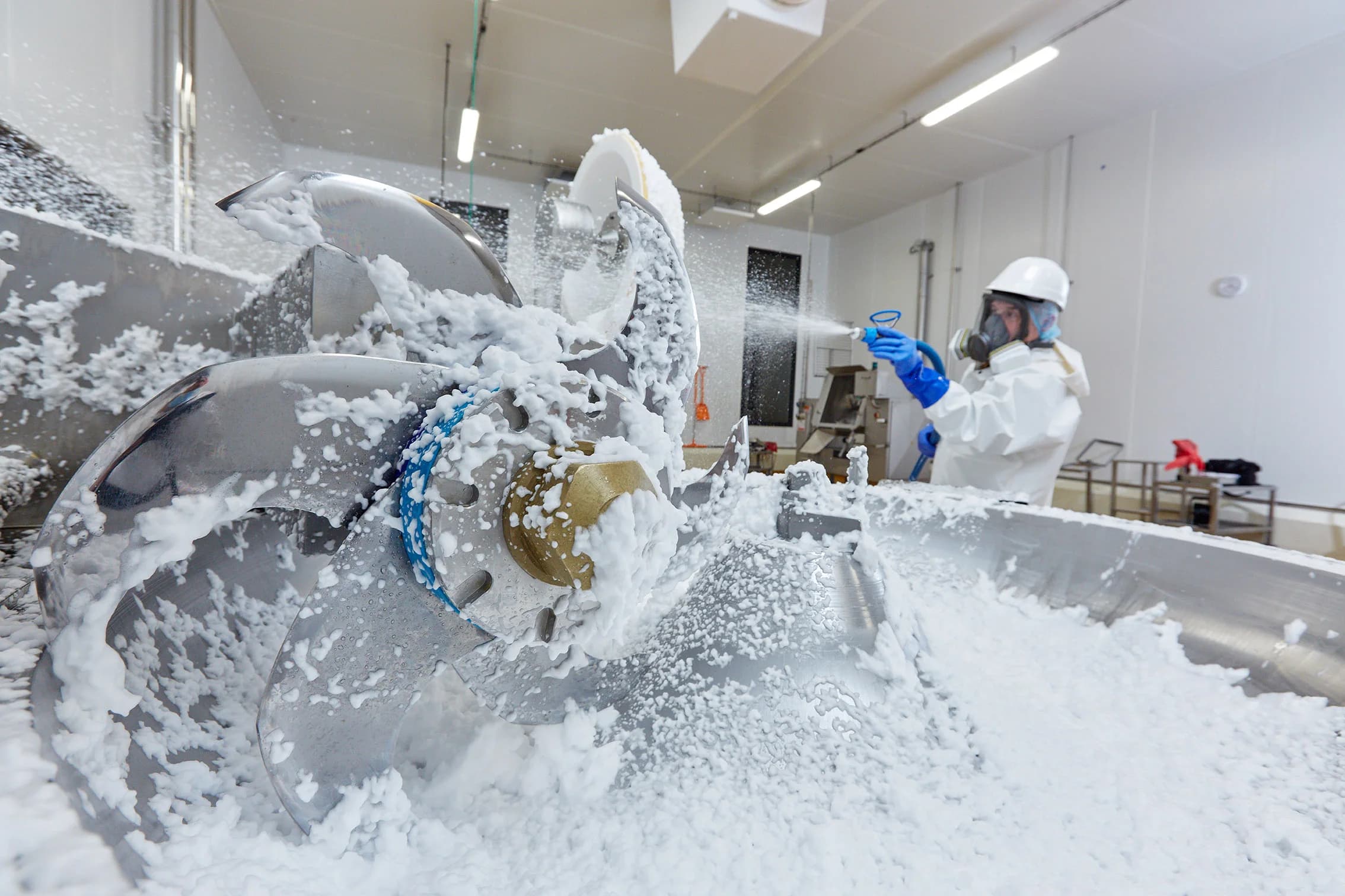 Hygiène mousse en environnement industriel — imagerie opérationnelle générique.