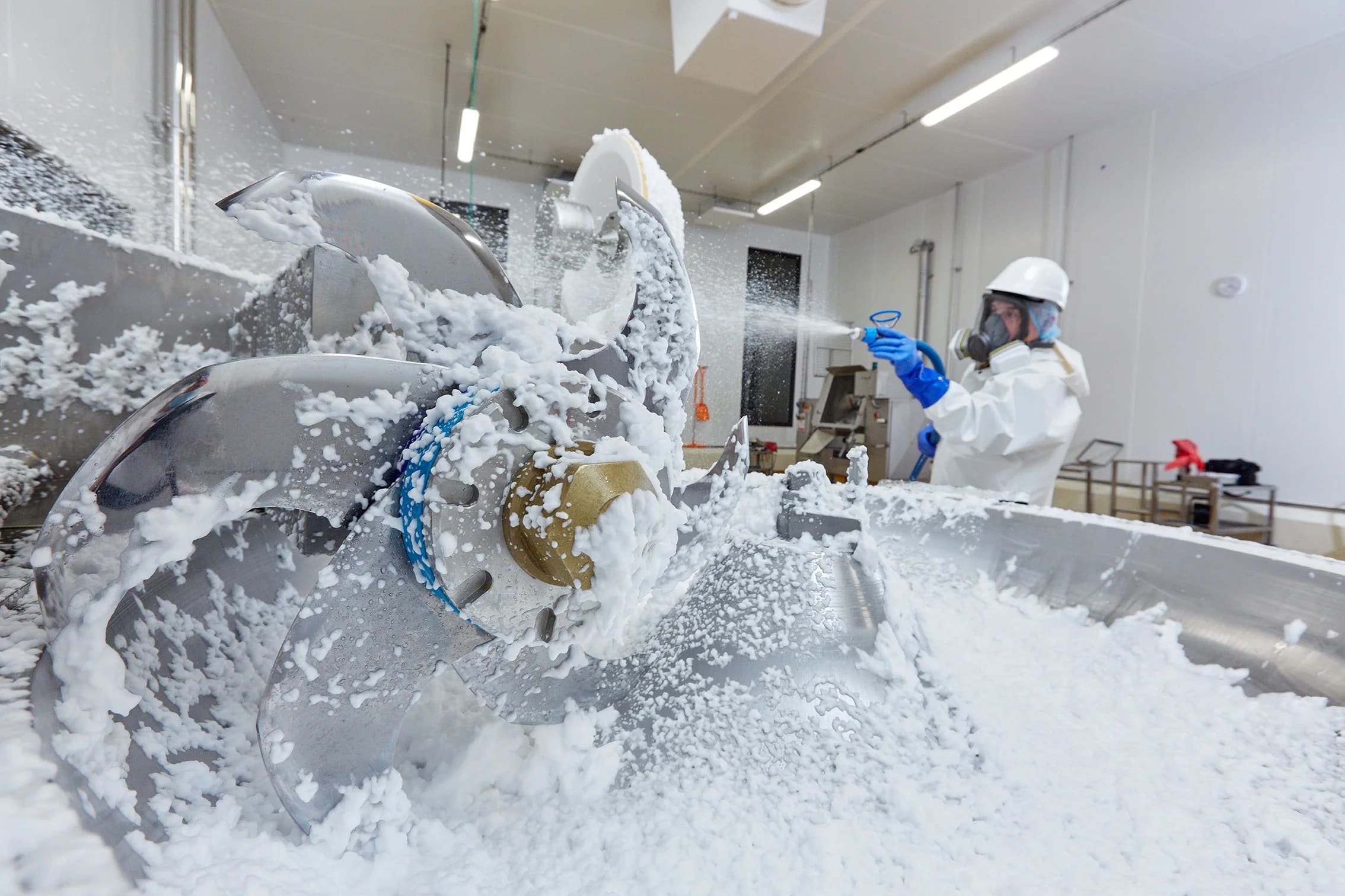 Hygiène mousse en environnement industriel — imagerie opérationnelle générique.