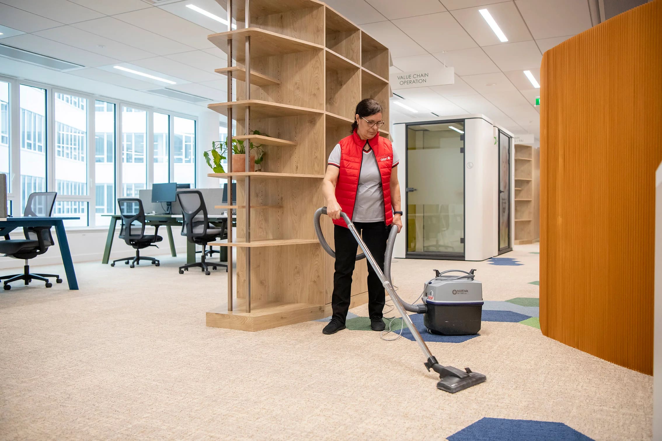 Agent GSF aspirant dans un environnement de bureau — imagerie opérationnelle générique.