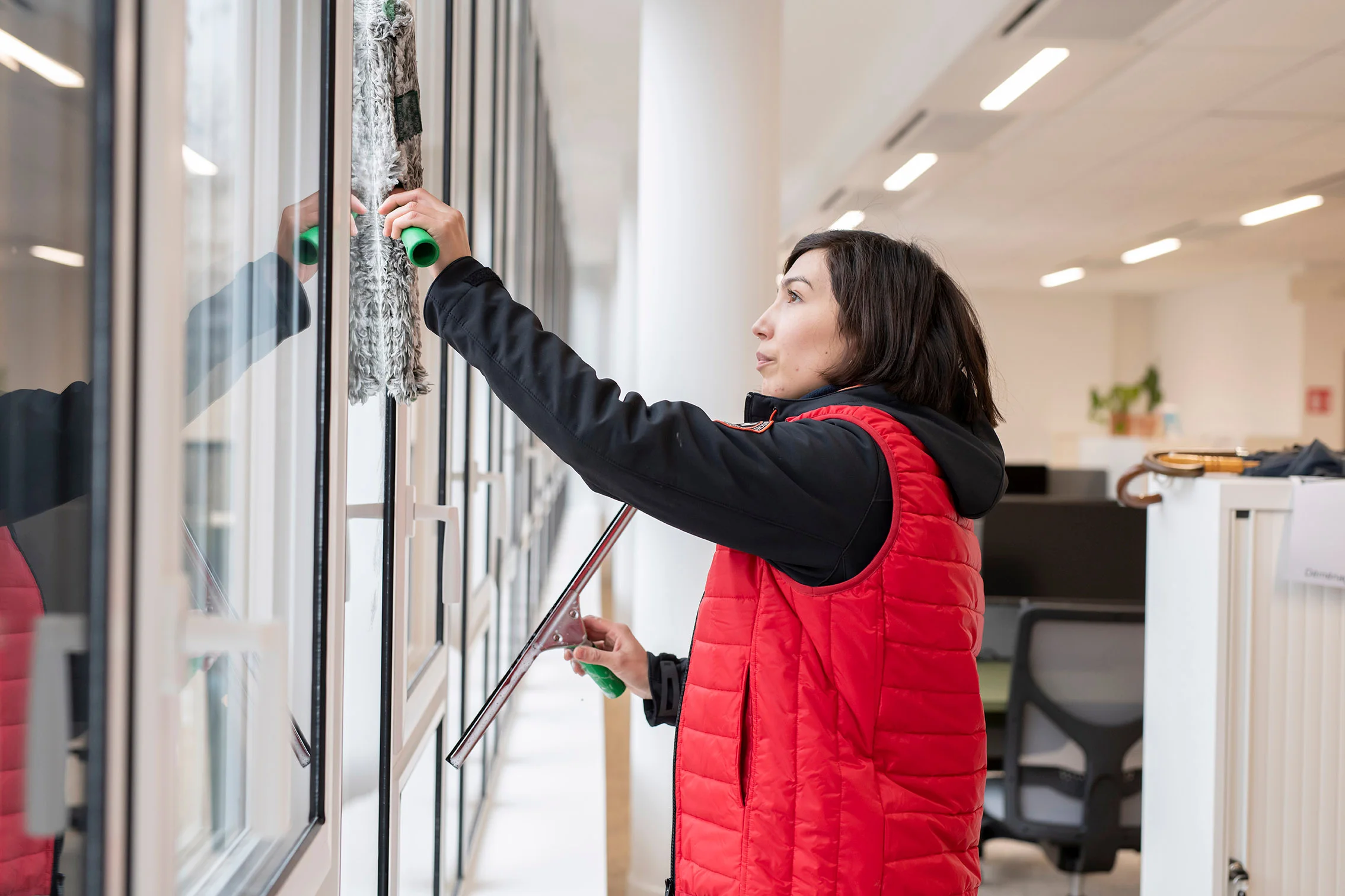 Nettoyage de vitrerie en environnement de bureau / commercial — imagerie opérationnelle générique.
