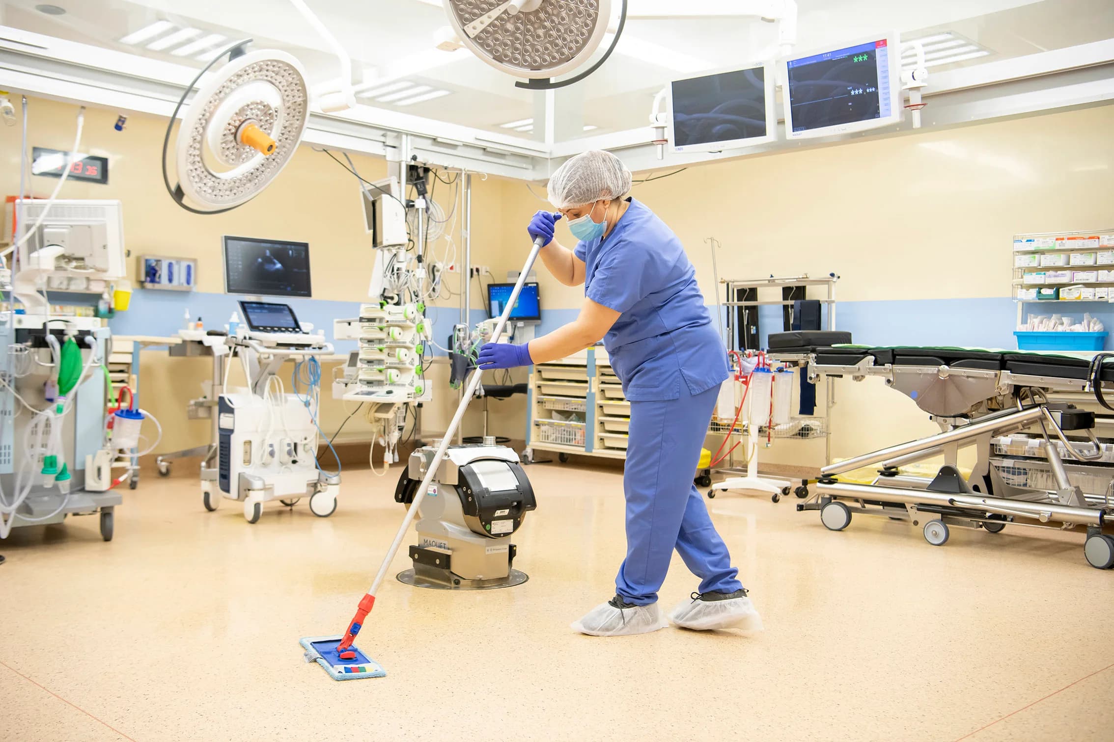 Entretien d’une salle technique en milieu de santé — imagerie opérationnelle générique.