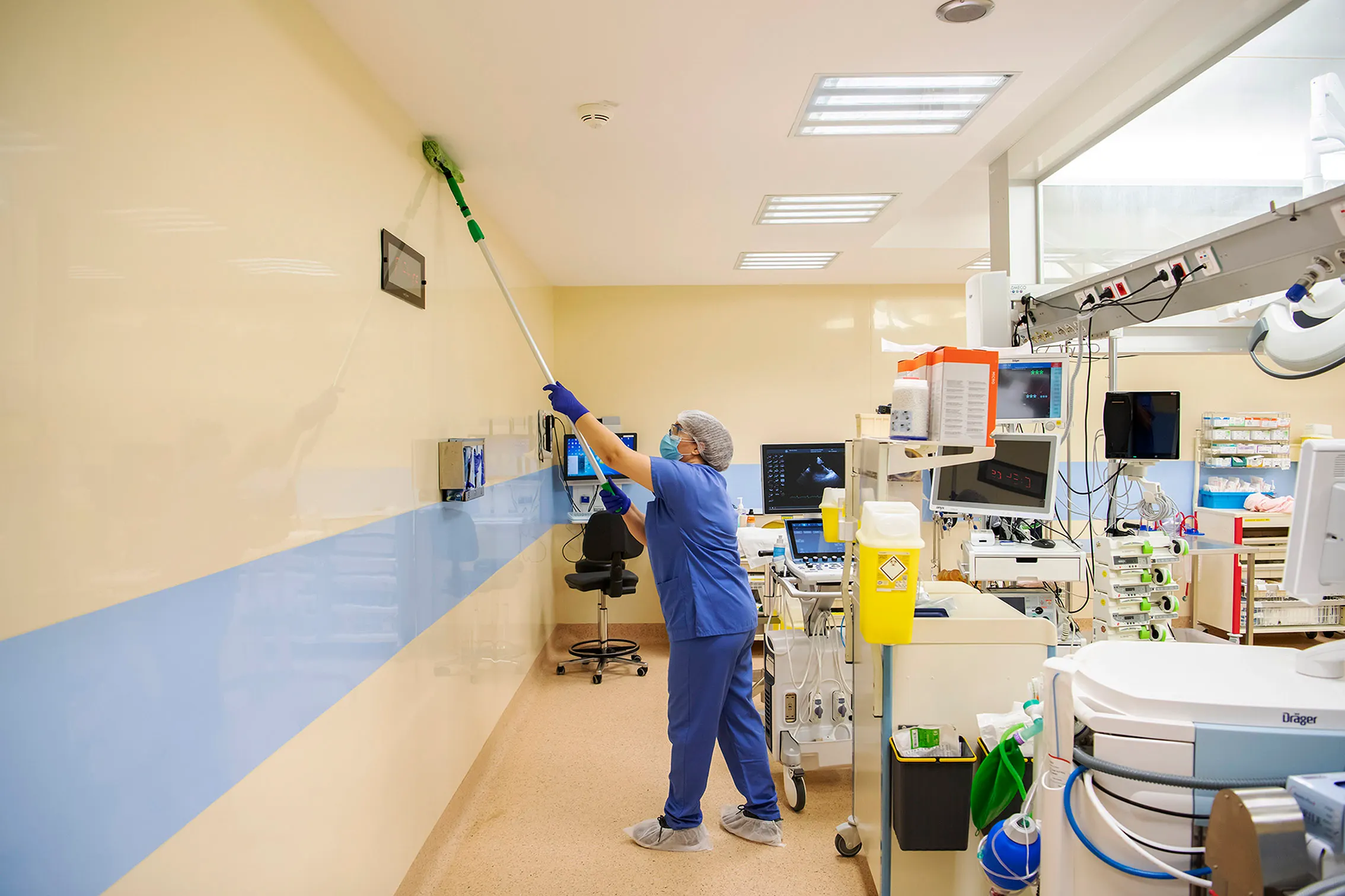 Environnement de santé et de soins — présence humaine et rigueur d’intervention.