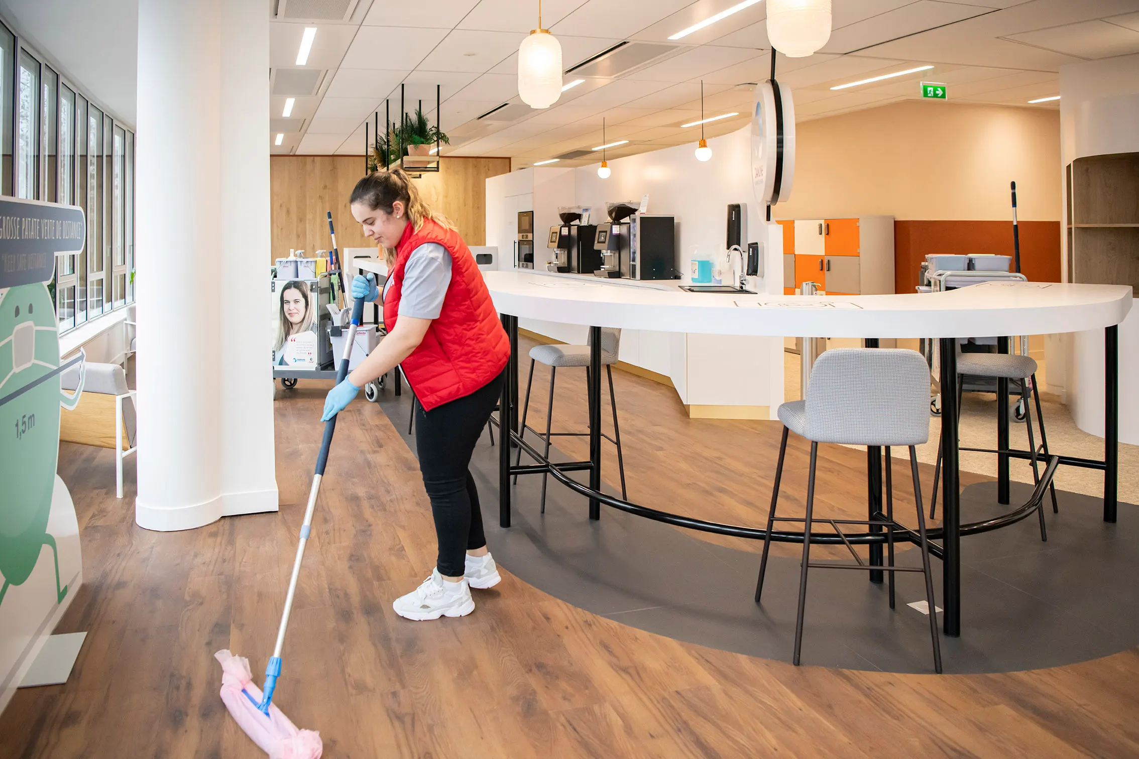 Environnement tertiaire — espaces de travail et parcours occupants.